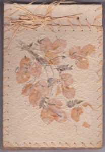 Couverture du carnet avec des fleurs séchées